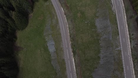 Tiro-De-La-Carretera-De-La-Serpiente-En-Las-Montañas-Rumanas