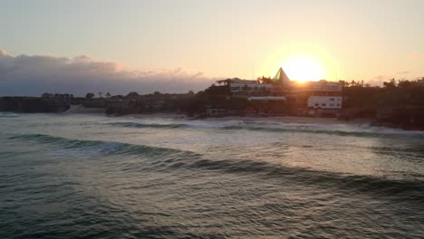 Uluwatu-Bali-Island-Surfer-Spot,-Vista-Aérea-De-Las-Olas-En-El-Océano-De-Agua-Limpia-Al-Atardecer