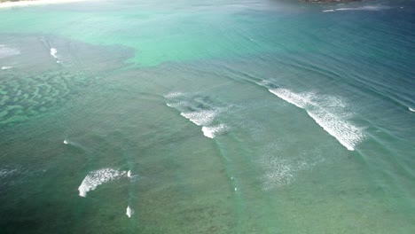 Vista-Aérea-De-Las-Olas-Del-Mar-En-El-Paraíso-Tropical-De-Lombok-Gerupuk-Indonesia