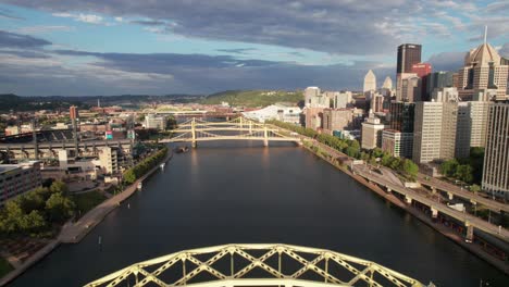 Tráfico-En-Los-Puentes-De-Acero-Clásicos-De-Pittsburgh