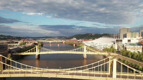 Schöne-Luftaufnahme-Von-Pittsburghs-Klassischen-Gelben-Stahlbrücken-Zur-Goldenen-Stunde