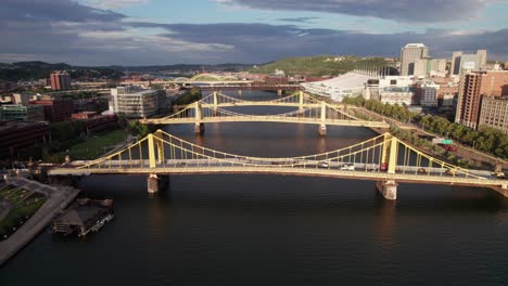 Klassische-Aufnahme-Des-Allegheny-River-In-Pittsburgh-Mit-Gelben-Stahlbrücken