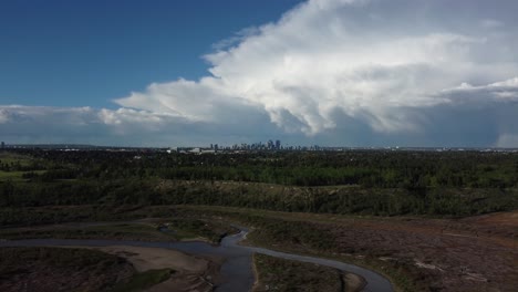 Schönes-Bewölktes-Wetter-Mit-Innenstadt-Im-Hintergrund-Im-Sommer