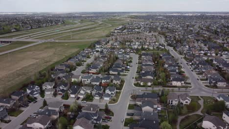 Toma-Del-área-Comunitaria-Con-Muchas-Casas,-Carretera-Y-Campo-De-Hierba