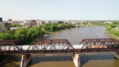 Industriebahnbrücke-Mit-Güterzug