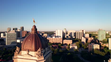 Horizonte-Del-Centro-De-Winnipeg-Con-El-Edificio-Del-Parlamento-En-Primer-Plano