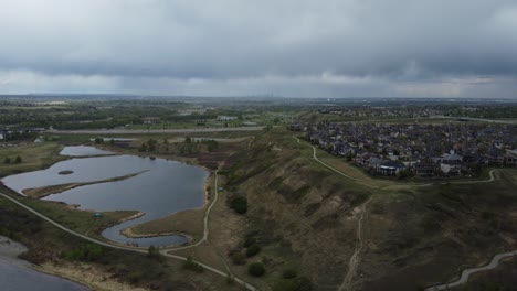 Blick-Auf-Die-Innenstadt-Im-Hintergrund-Durch-Bewölkte-Und-Neblige-Luft