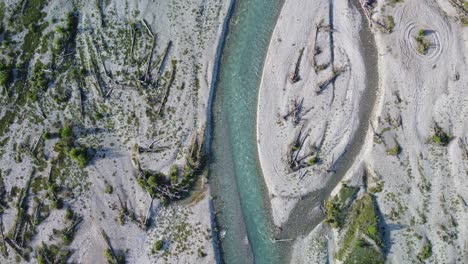 Río-Azul-verde-En-Las-Montañas-Desde-La-Vista-De-Pájaro-En-Verano