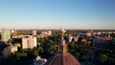 Episches-360-Grad-Panorama-Des-Goldenen-Jungen-Mit-Der-Skyline-Von-Winnipeg