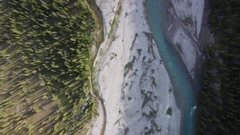 Tiro-Al-Atardecer-Del-Río-De-Montaña-Con-Sombras-De-Los-árboles-En-Verano