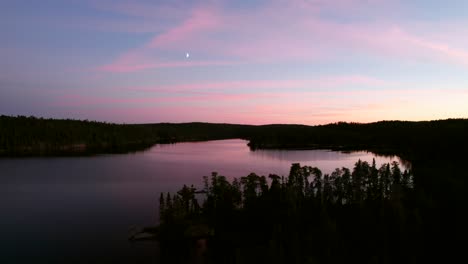 Unberührter-Wildnissee-In-Kanada-Bei-Sonnenuntergang.-Ruhige-Luftaufnahme