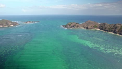 Vista-Aérea-De-La-Isla-De-Lombok-Prístina-Agua-Azul-Clara,-Destino-De-Viaje-De-Indonesia