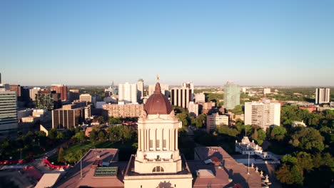 Winnipeg-Skyline-at-Golden-Hour,-Golden-Boy-and-Leg-building