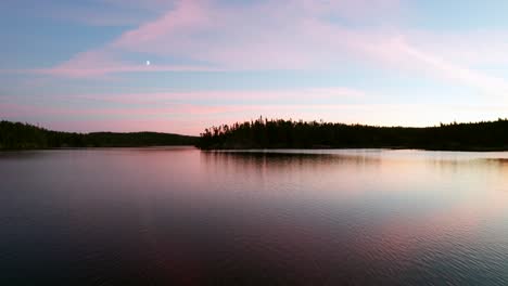 Vuelo-Aéreo-Bajo-Sobre-El-Hermoso-Lago-Canadiense-Al-Atardecer