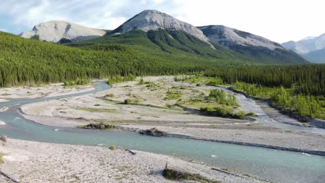 Increíble-Toma-Del-Río-De-Montaña-Y-El-Bosque-En-Las-Montañas-Rocosas-Durante-El-Verano