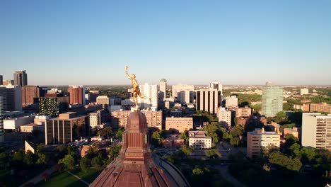 El-Chico-De-Oro,-Legislatura-De-Winnipeg