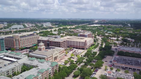 Establecimiento-De-Una-Toma-Aérea-Del-Ayuntamiento-De-Sugar-Land-En-Houston,-Texas,-Autopista-I-69