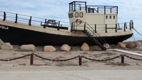 Das-Beluga-Boot-Am-Ufer-Der-Hudson-Bay,-Churchill-Beach,-Manitoba,-Nordkanada