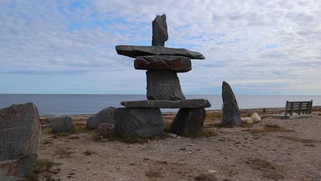 Inuksuk-Am-Ufer-Der-Hudson-Bay-Churchill-Beach-Manitoba-Nordkanada-Handaufnahme-Im-Sommer