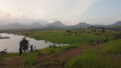 Paisaje-Idílico-Alrededor-Del-Lago-Vaitarna-En-Nashik,-Maharashtra-India-Al-Atardecer---Panorámica