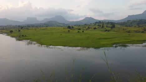 Tranquilidad-De-La-Naturaleza-Con-El-Lago-Vaitarna-Cerca-De-Trimbakeshwar,-Maharashtra,-India