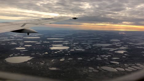 Flug-über-Den-Wapusk-Nationalpark-In-Der-Nähe-Von-Churchill,-Manitoba,-Nordkanada,-Schuss-Aus-Dem-Flugzeugfenster