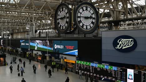 Getting-Somewhere,-The-long-walk-through-London-Waterloo,-United-Kingdom