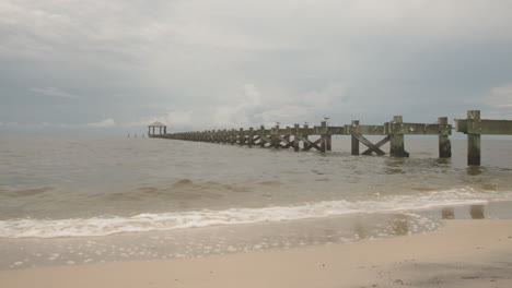 Muelle-Abandonado-En-La-Costa-Del-Golfo-Durante-Una-Tormenta