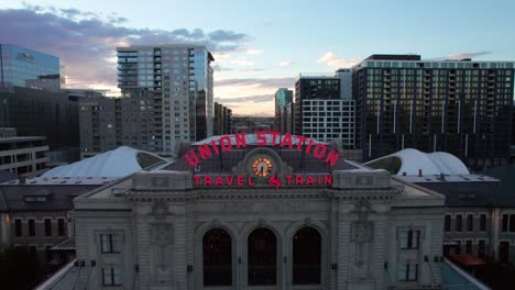 Old-school-train-station-in-Denver-Colorado,-with-vintage-neon-travel-by-train-sign