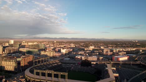 Toma-Panorámica-De-Drones-Del-Centro-De-Denver-Con-Estadio-De-Béisbol-En-Primer-Plano