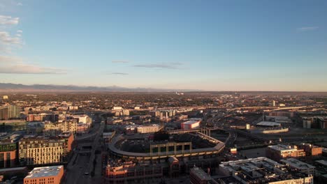 Toma-Aérea-Del-Centro-De-Denver-Y-Coors-Field