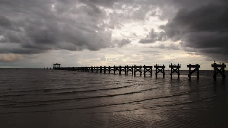 Sonnenuntergang-über-Einem-Pier-An-Der-Golfküste