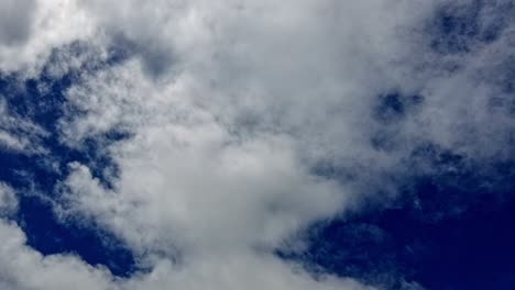 Zeitraffer-Von-Wolken-Vor-Einem-Strahlend-Blauen-Himmel