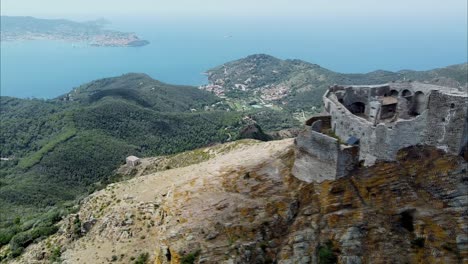 Un-Dron-Disparado-Desde-Una-Hermosa-Isla-En-Italia-14