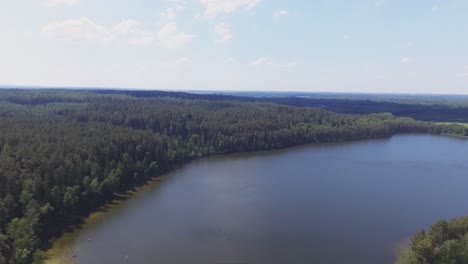 Menschen-Baden-An-Einem-Sonnigen-Sommertag-Im-Seestrand