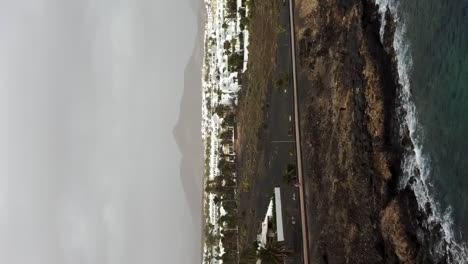 Vertikale-Aufnahme-Des-Malerischen-Dorfes-Auf-Lanzarote-Kanarienvogel