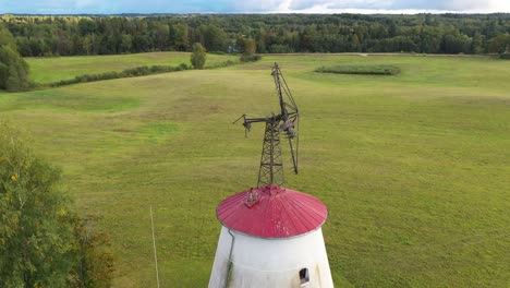 Molino-De-Viento-De-Letonia-Strante-Históricamente-Utilizado-Para-Moler-Grano