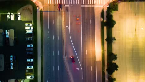 Vista-De-Drones-Desde-Arriba-Automóviles-Conduciendo-En-Carretera-Dividida-En-La-Noche-En-Denver,-Colorado,-Estados-Unidos