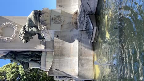 Vertikale-Aufnahme-Von-Giuseppe-Garibaldi-Denkmal-Auf-Dem-Stadtplatz-In-Nizza,-Frankreich