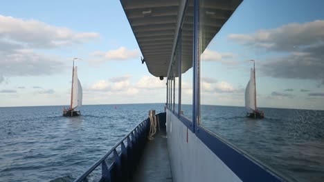 Ein-Boot,-Das-Auf-Dem-Wattenmeer-In-Den-Niederlanden-Vorbeifährt