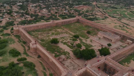 Drone-Toma-Un-Tiro-Vertical-Hacia-Abajo-Para-Capturar-El-Fuerte-De-Umarkot-Que-Se-Encuentra-En-Umerkot,-Sindh,-Y-La-Ciudad-De-Sus-Alrededores