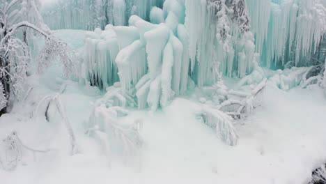 Eisskulpturen-Am-Flussufer-In-St.-Vigil-In-Enneberg