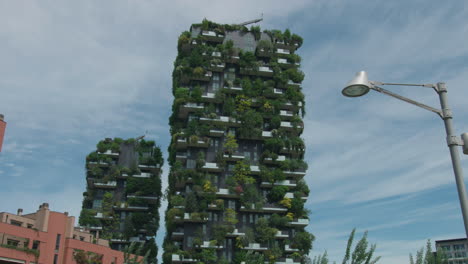 Vertical-Forest-in-Milano,-Italy