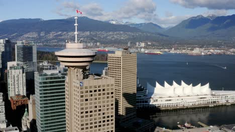 Rascacielos-Del-Centro-Del-Puerto-Con-Un-Lugar-Icónico-De-Canadá-En-El-Centro-De-Vancouver,-Canadá