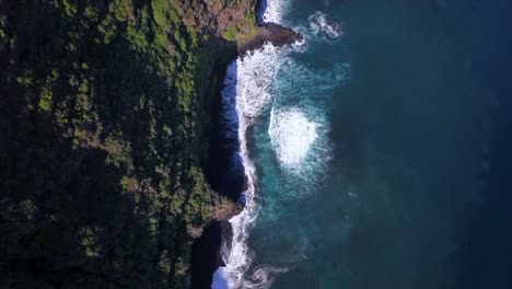 Vista-Superior-Vertical-De-Drones-Volando-Sobre-Una-Costa-Tropical-Volcánica