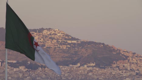 Bandera-De-Argelia-En-El-Hermoso-Amanecer-Sobre-Los-Edificios