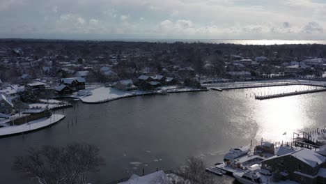 Ein-Drohnenblick-Hoch-über-Bay-Shore,-NY,-An-Einem-Hellen-Tag-Nach-Einem-Kürzlichen-Schneefall