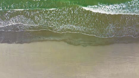 Vogelperspektive-Auf-Die-Wellen,-Die-Den-Sandstrand-Erreichen