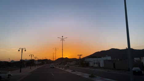 Fahren-Bei-Sonnenuntergang,-Al-Ula-Hügel-Im-Hintergrund,-Saudi-arabien
