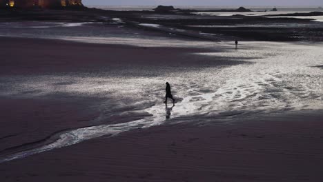 Gente-Caminando-En-La-Playa-Al-Amanecer